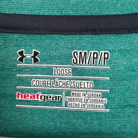 UA Men’s short sleeve V-neck tee. - Picture 2 of 3